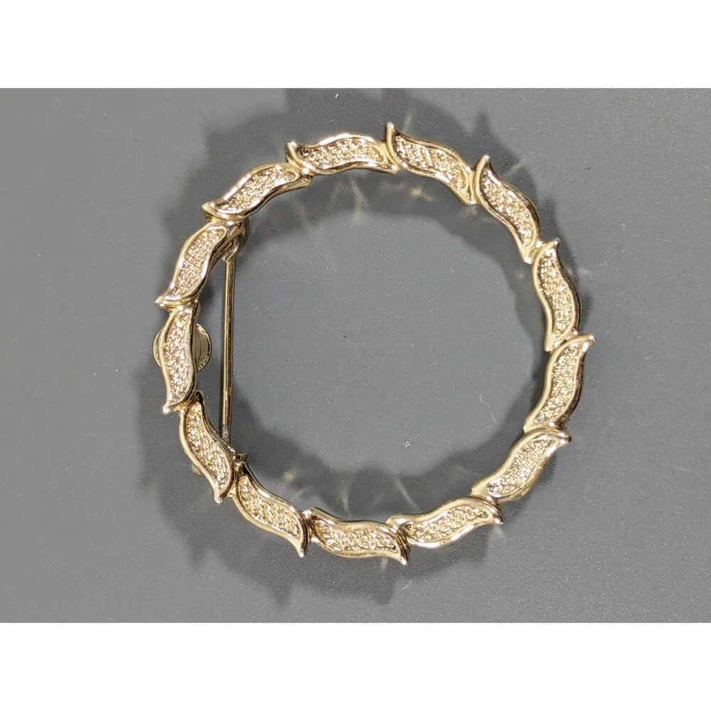 Vintage Gerrys Gold Tone Wreath Round Brooch Pin‎ Classic MCM Holiday